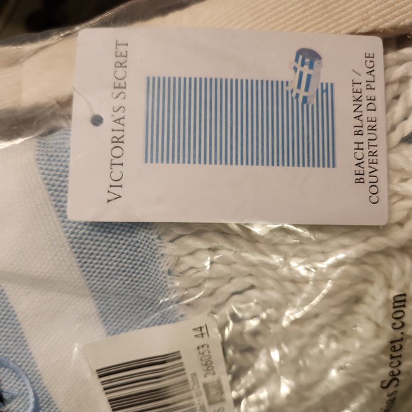 Victoria secret beach blanket - Picture 4 of 5